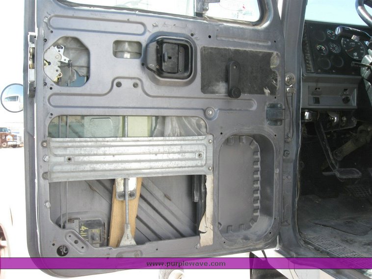 image for item 6783 1997 Mack CH613 semi truck