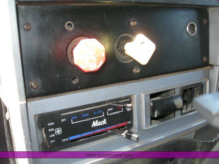 image for item 6783 1997 Mack CH613 semi truck