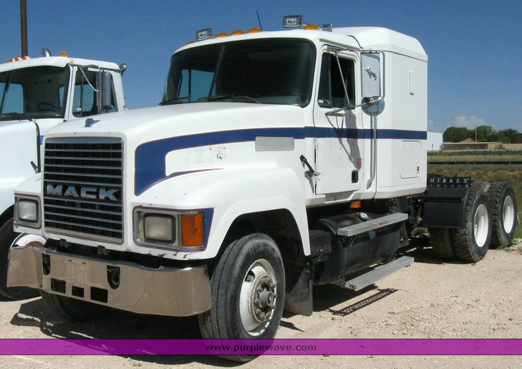 image for item 6783 1997 Mack CH613 semi truck