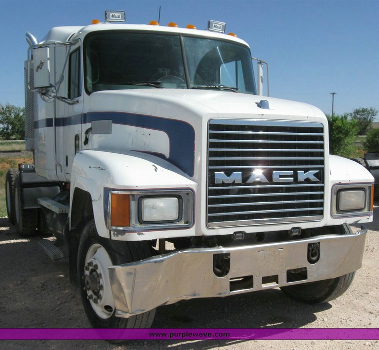 image for item 6783 1997 Mack CH613 semi truck