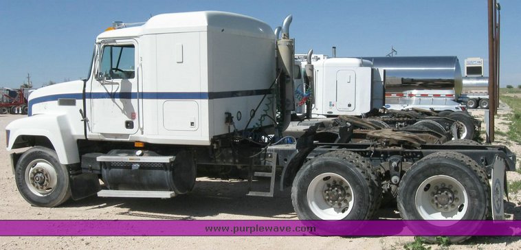image for item 6783 1997 Mack CH613 semi truck
