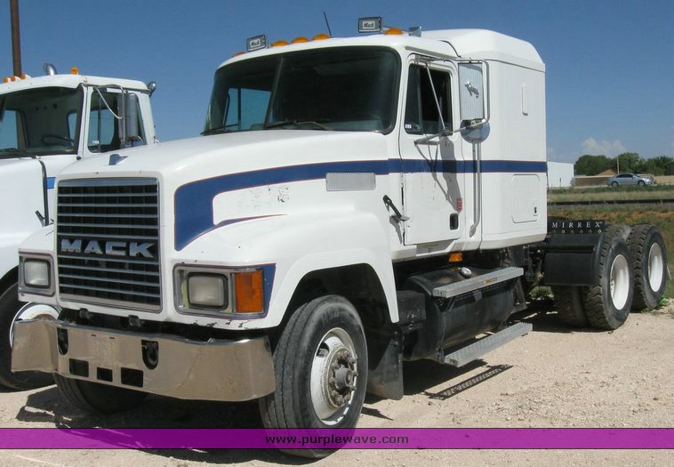 image for item 6783 1997 Mack CH613 semi truck
