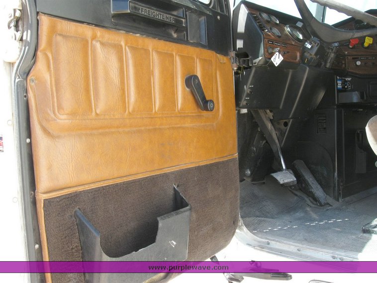 image for item 6784 1998 Freightliner FDL120 semi truck