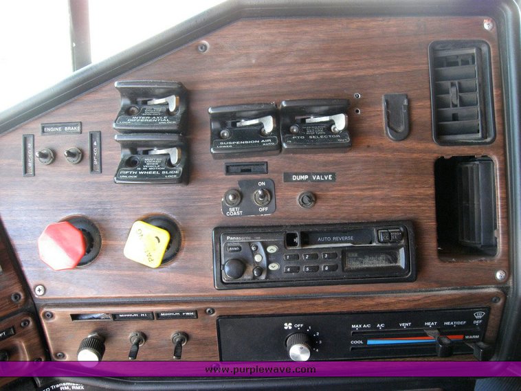 image for item 6784 1998 Freightliner FDL120 semi truck