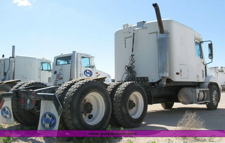 image for item 6785 1999 Freightliner C120 semi truck