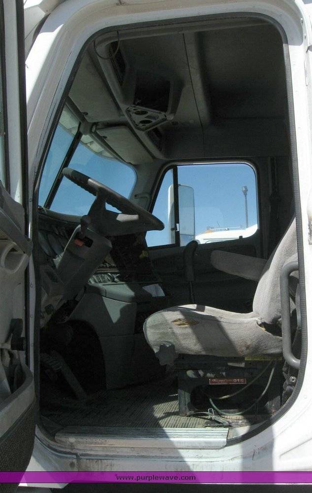 image for item 6785 1999 Freightliner C120 semi truck
