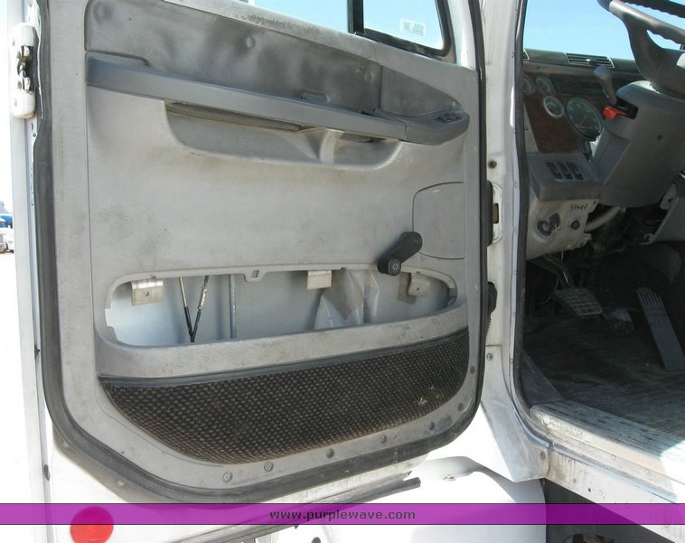 image for item 6785 1999 Freightliner C120 semi truck