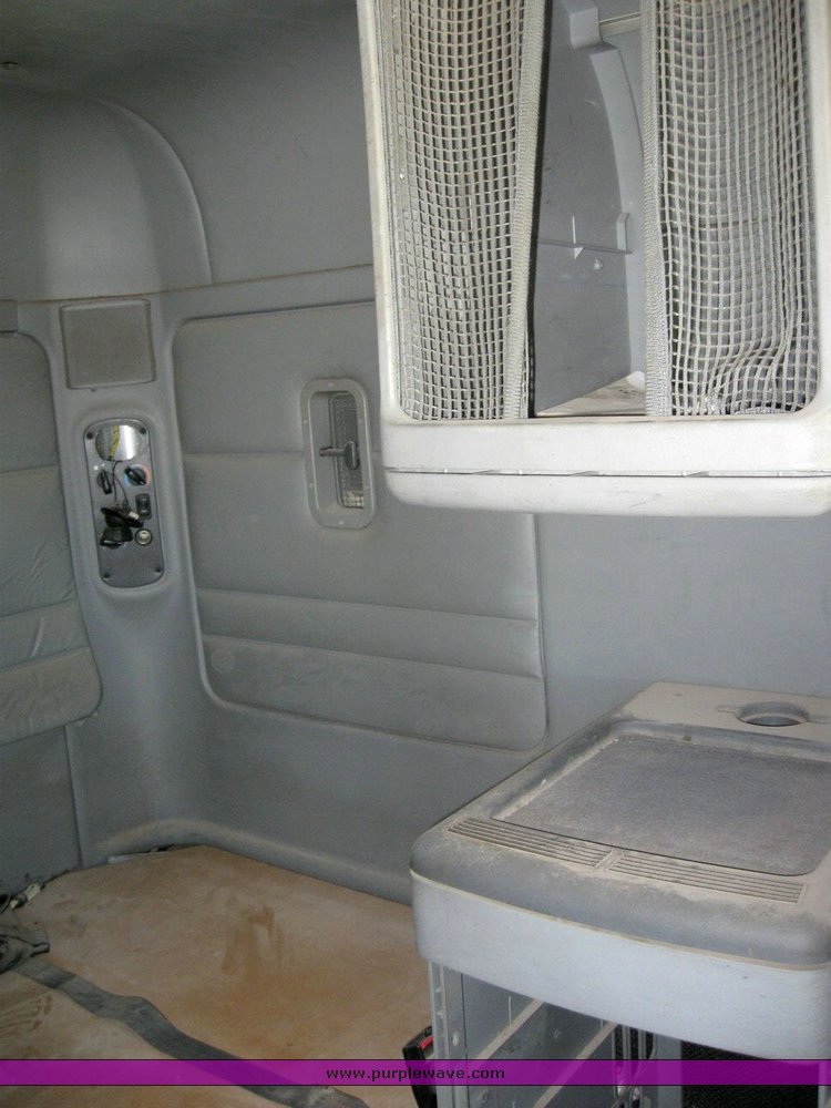 image for item 6785 1999 Freightliner C120 semi truck