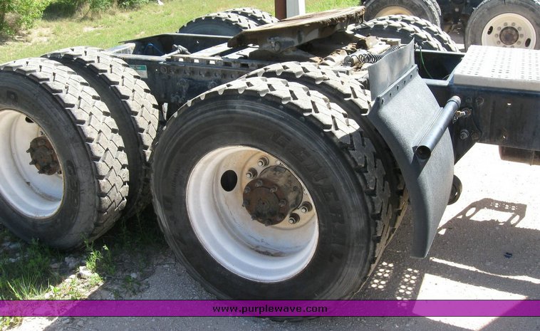 image for item 6785 1999 Freightliner C120 semi truck