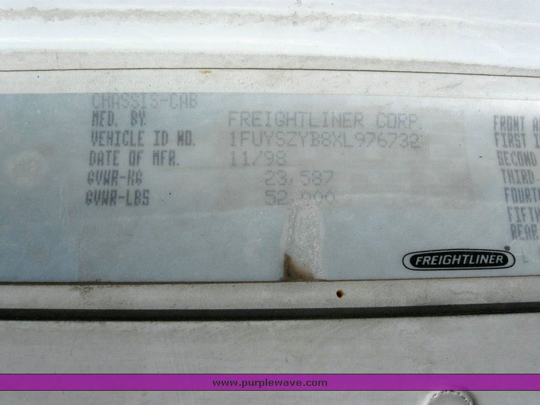 image for item 6785 1999 Freightliner C120 semi truck