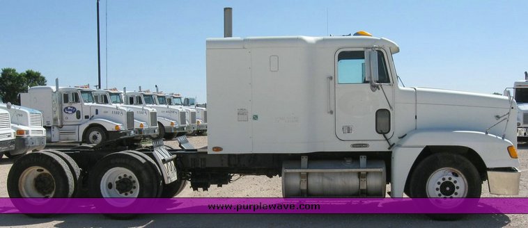 image for item 6786 2001 Freightliner FDL 120 semi truck