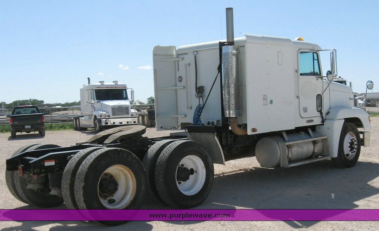 image for item 6786 2001 Freightliner FDL 120 semi truck