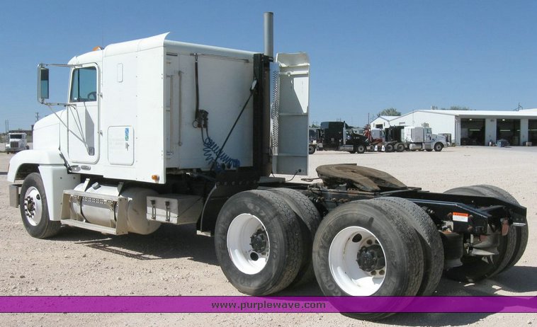 image for item 6786 2001 Freightliner FDL 120 semi truck