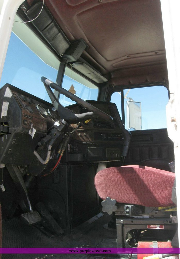 image for item 6786 2001 Freightliner FDL 120 semi truck