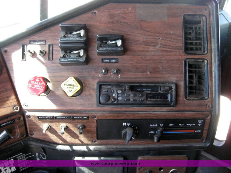 image for item 6786 2001 Freightliner FDL 120 semi truck