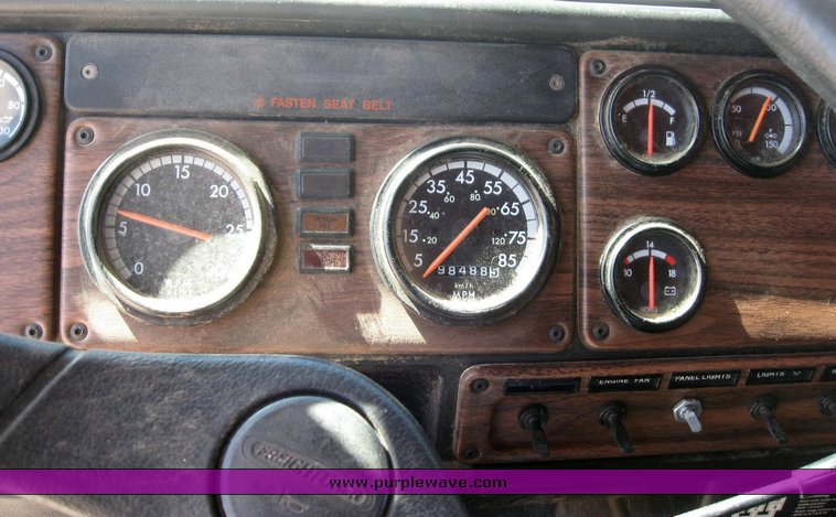 image for item 6786 2001 Freightliner FDL 120 semi truck