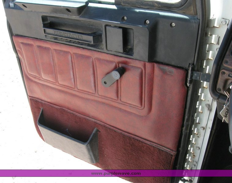 image for item 6786 2001 Freightliner FDL 120 semi truck