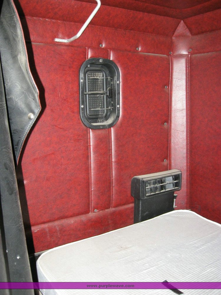 image for item 6786 2001 Freightliner FDL 120 semi truck