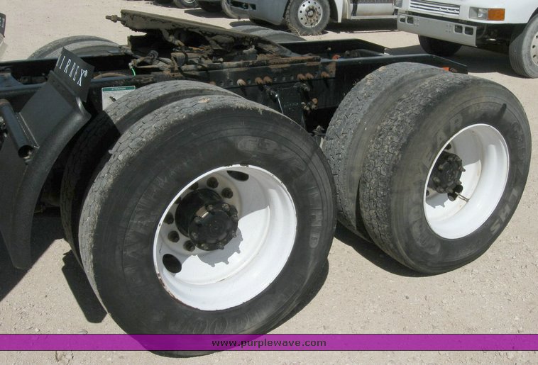 image for item 6786 2001 Freightliner FDL 120 semi truck