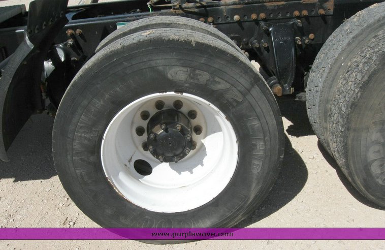 image for item 6786 2001 Freightliner FDL 120 semi truck