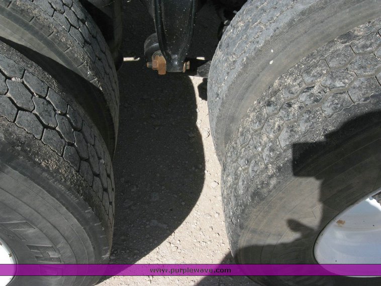 image for item 6786 2001 Freightliner FDL 120 semi truck