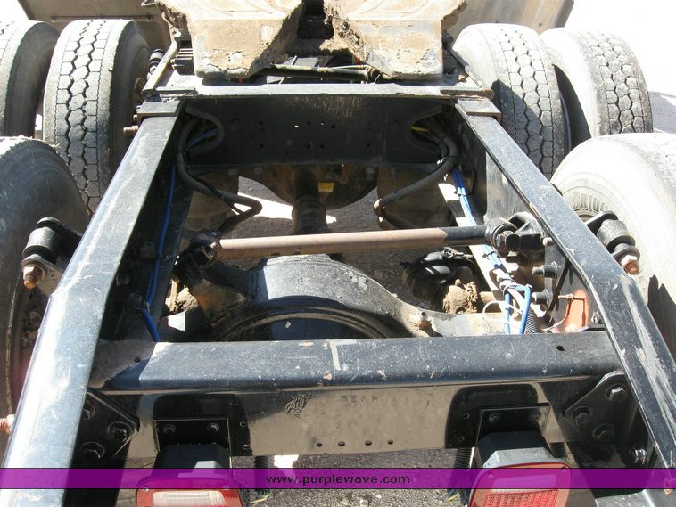 image for item 6786 2001 Freightliner FDL 120 semi truck