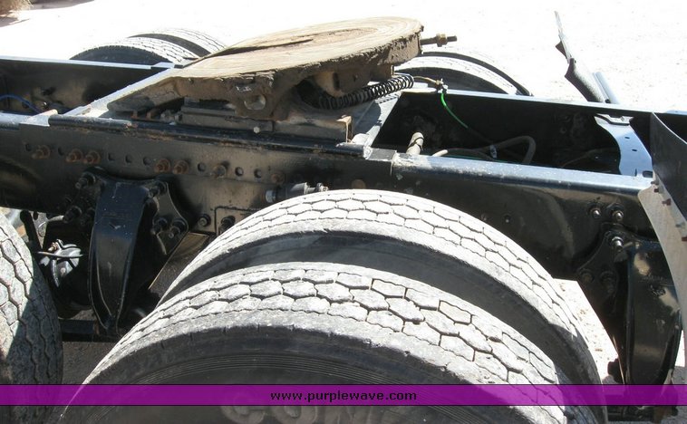 image for item 6786 2001 Freightliner FDL 120 semi truck