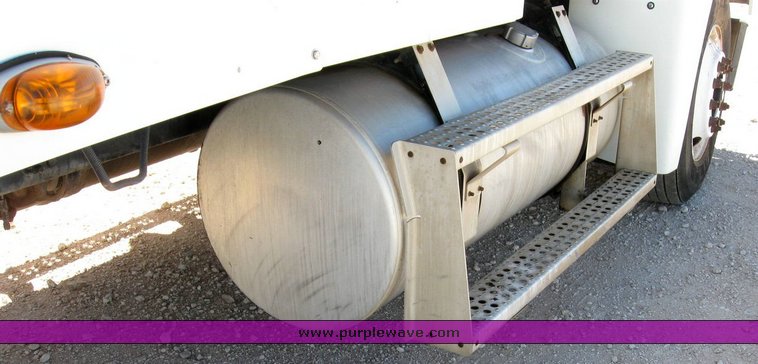 image for item 6786 2001 Freightliner FDL 120 semi truck