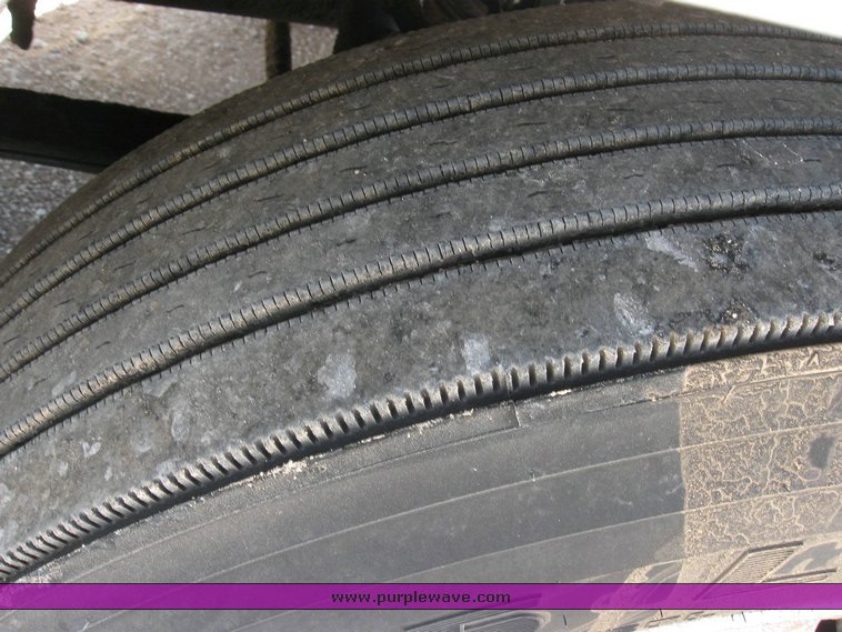 image for item 6786 2001 Freightliner FDL 120 semi truck