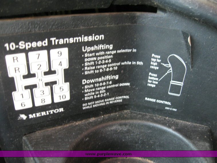 image for item 6786 2001 Freightliner FDL 120 semi truck