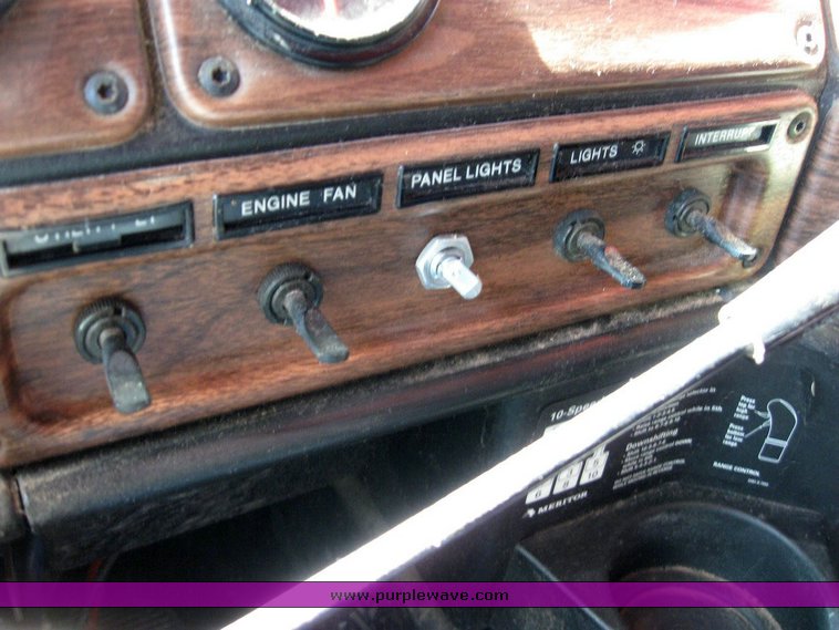 image for item 6786 2001 Freightliner FDL 120 semi truck