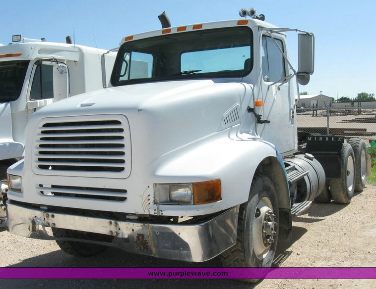 image for item 6787 1991 International 8200 semi truck