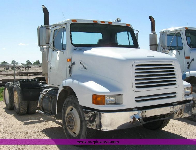 image for item 6787 1991 International 8200 semi truck