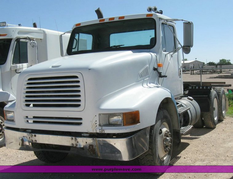 image for item 6787 1991 International 8200 semi truck