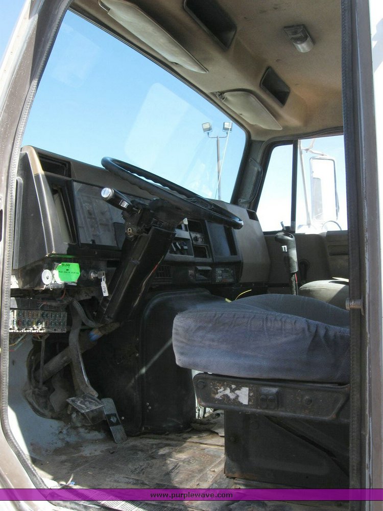 image for item 6787 1991 International 8200 semi truck