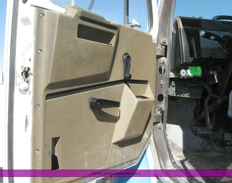 image for item 6787 1991 International 8200 semi truck