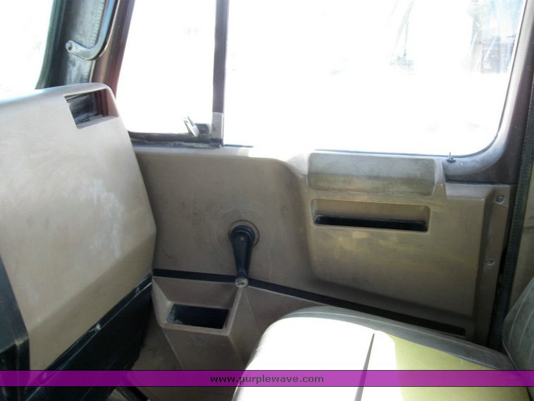 image for item 6787 1991 International 8200 semi truck