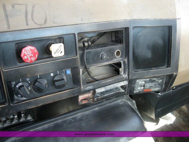 image for item 6787 1991 International 8200 semi truck