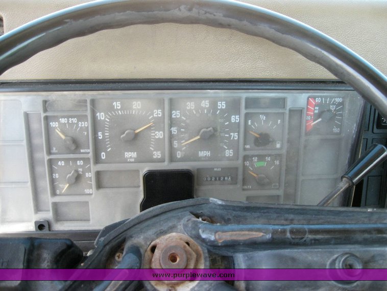 image for item 6787 1991 International 8200 semi truck