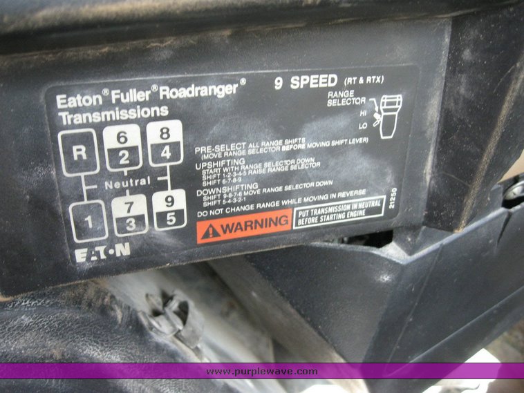 image for item 6787 1991 International 8200 semi truck