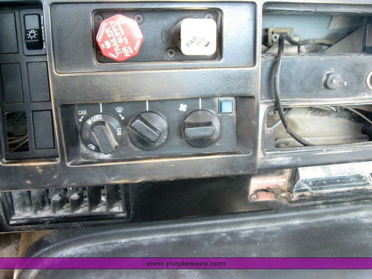 image for item 6787 1991 International 8200 semi truck