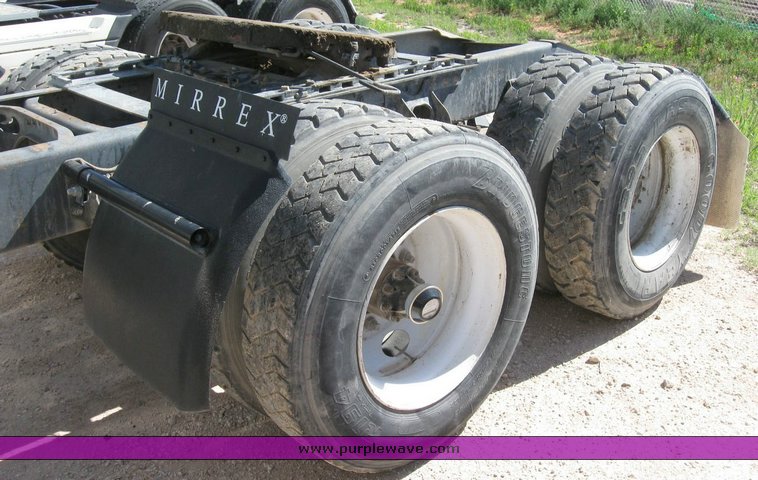 image for item 6787 1991 International 8200 semi truck