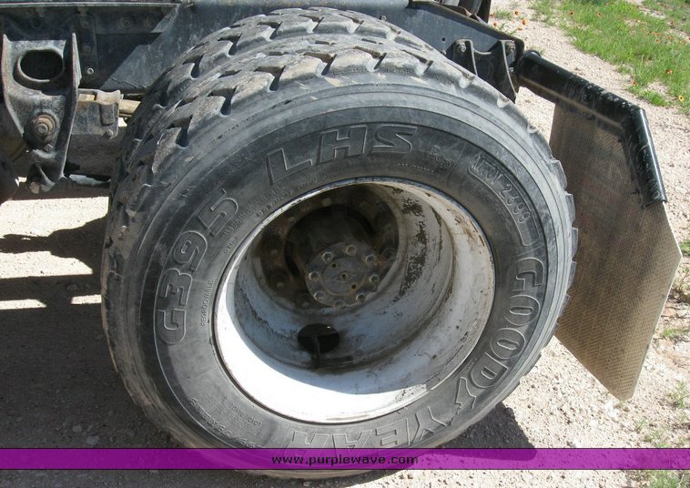 image for item 6787 1991 International 8200 semi truck