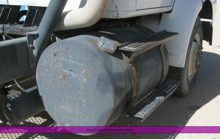 image for item 6787 1991 International 8200 semi truck