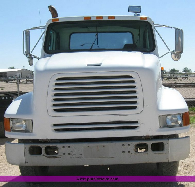 image for item 6788 1996 International 8200 semi truck