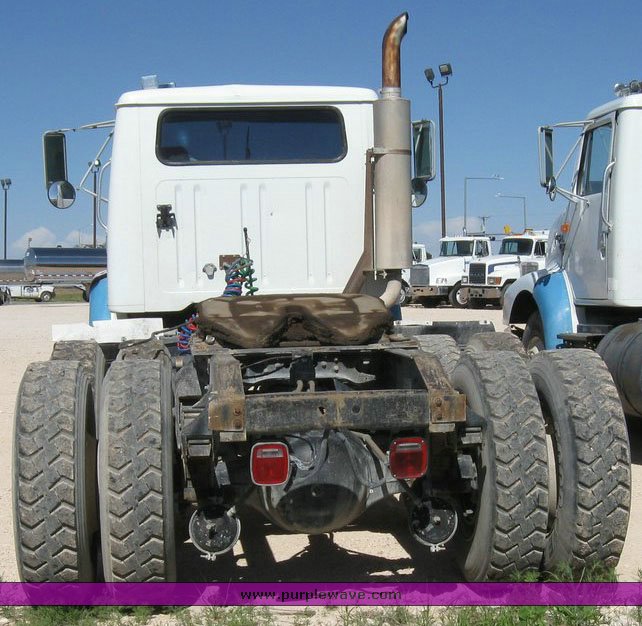 image for item 6788 1996 International 8200 semi truck