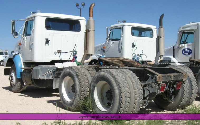 image for item 6788 1996 International 8200 semi truck