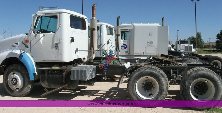 image for item 6788 1996 International 8200 semi truck