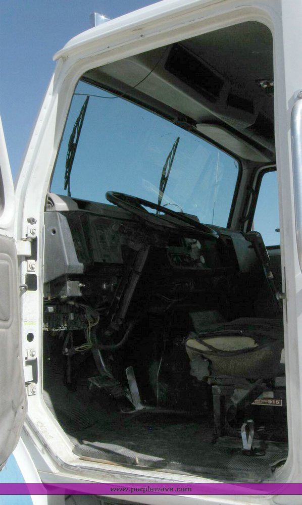image for item 6788 1996 International 8200 semi truck
