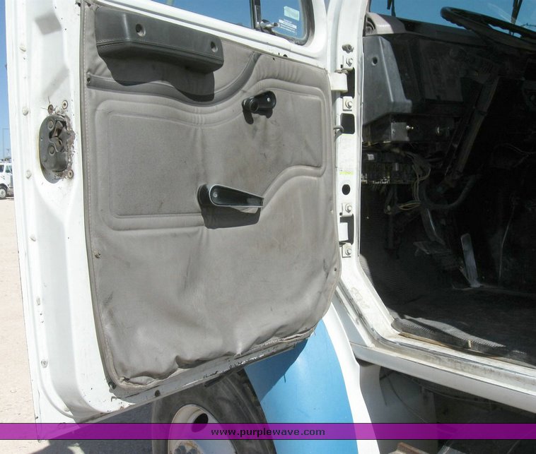 image for item 6788 1996 International 8200 semi truck